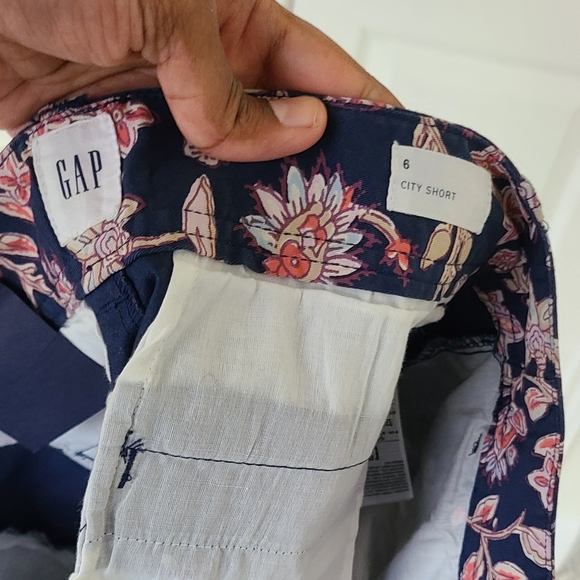 NWT Gap shorts size 6 - Picture 3 of 3